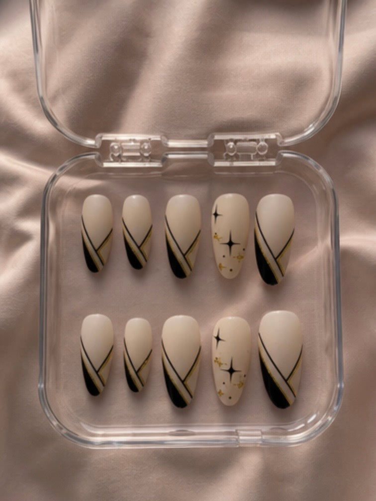 Press-on nails esthétique minimaliste avec détails dorés – Design 03