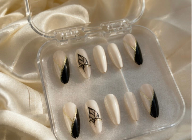 Press-on nails coquette roses et dorés sur mains féminines – Design 01