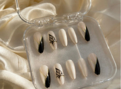 Press-on nails coquette roses et dorés sur mains féminines – Design 01